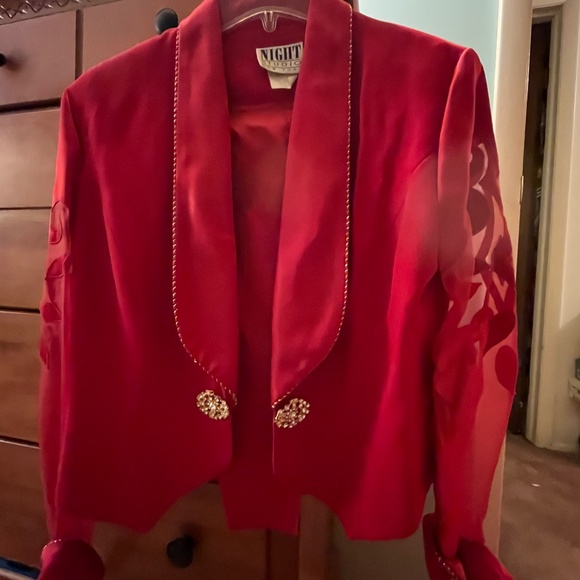 Red Suit - Picture 1 of 2